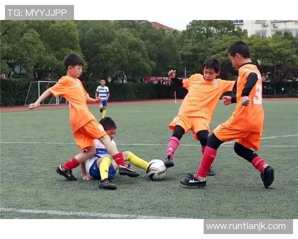 张康与贾旭明的足球之路:从青训到职业赛场的成长与挑战