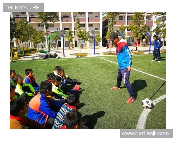 探索垫步足球的魅力与技巧提升运动员综合素质的全新方式