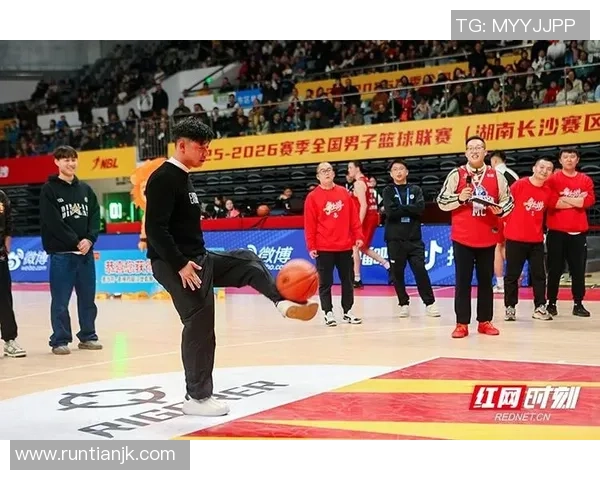 足球与篮球的魅力交融探讨运动文化的多样性与发展潜力